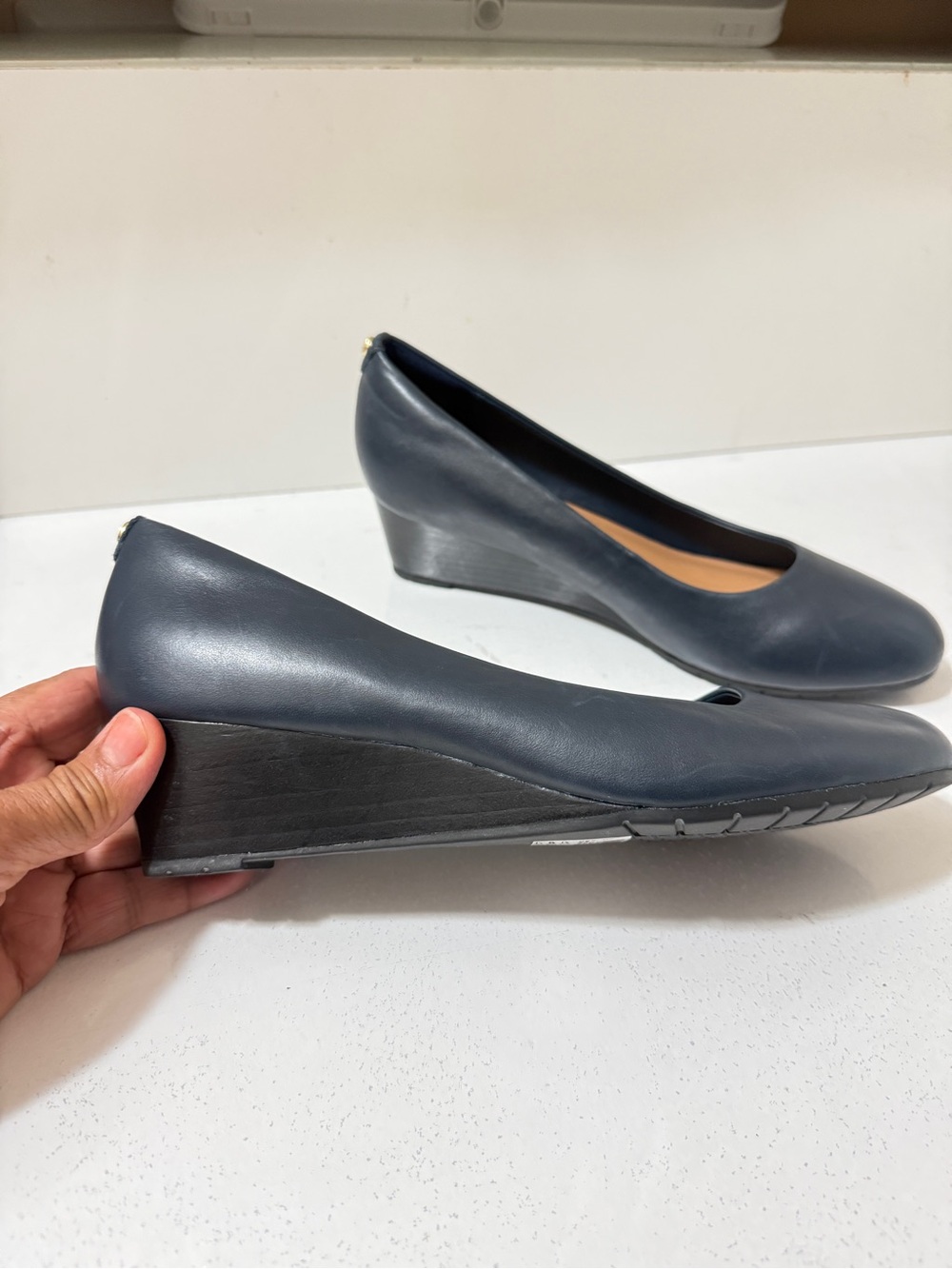 Leather pumps, Clarks Artisan Women's Navy Wedge Pumps new never worn - Picture 2 of 14